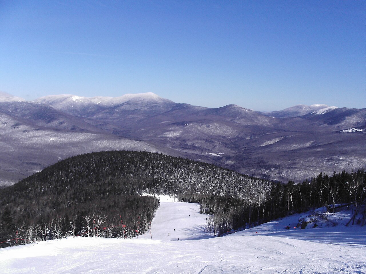 Pista de ski em Sunday River, Maine, com montanhas nevadas