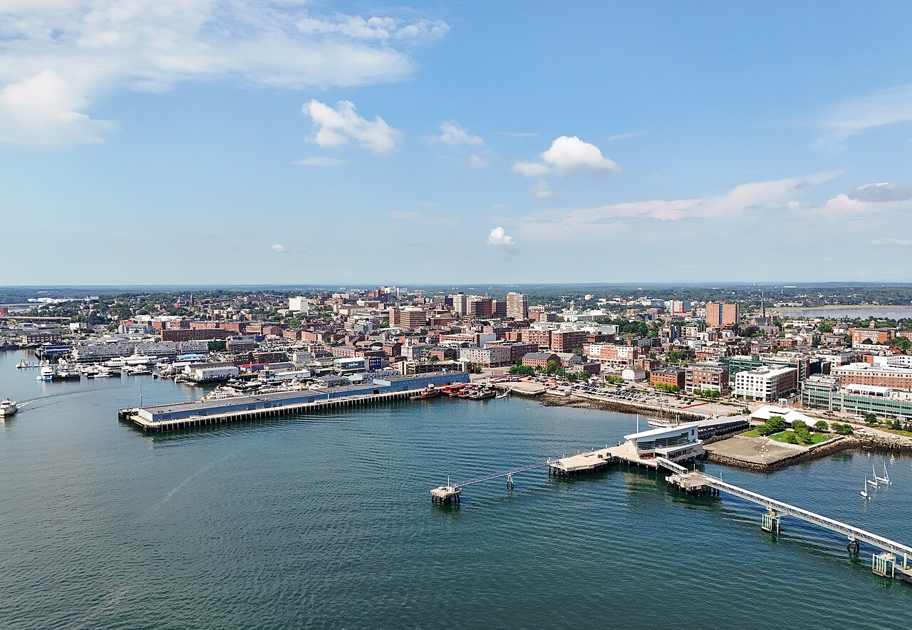 Vista aérea do porto e centro de Portland, Maine