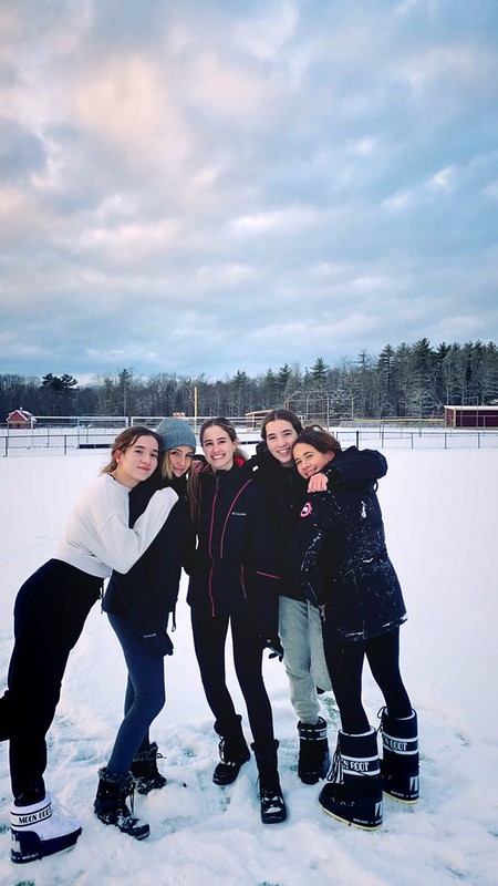 Alunas se divertindo na neve no inverno do Maine