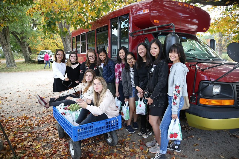 Grupo de estudantes internacionais da Thornton Academy no outono