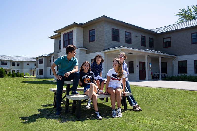 Estudantes em frente ao dormitório da Thornton Academy