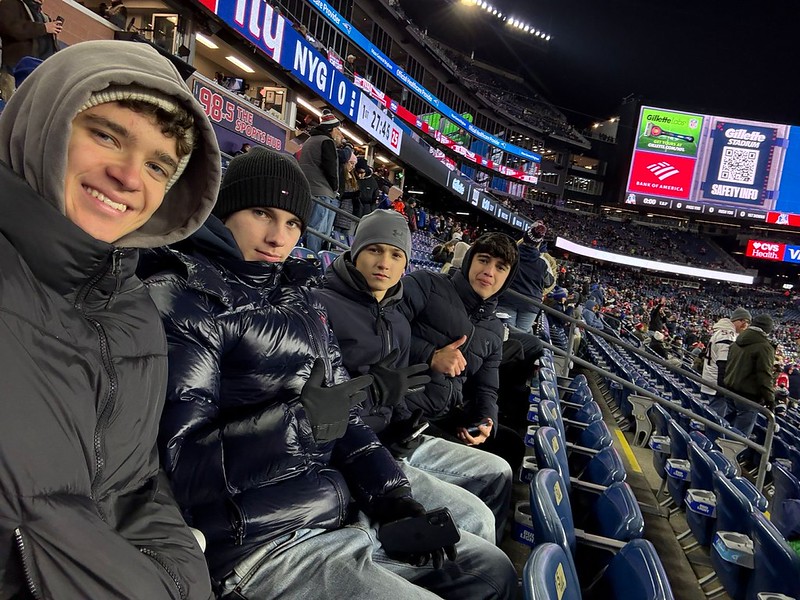 Alunos assistindo a um jogo do New England Patriots no Gillette Stadium